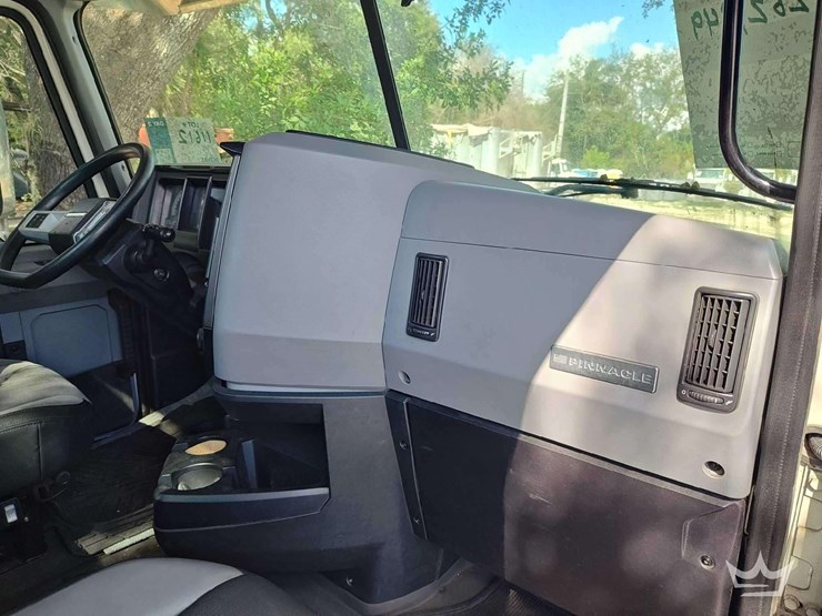 2022-mack-pinnacle-t/a-wet-kit-day-cab-truck-tractor-image-33