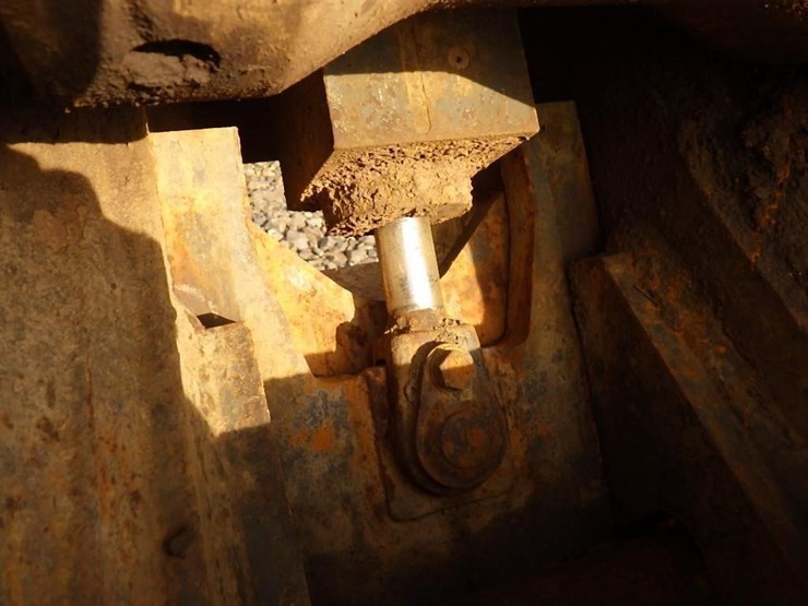 hitachi-zx225us-lc-image-17