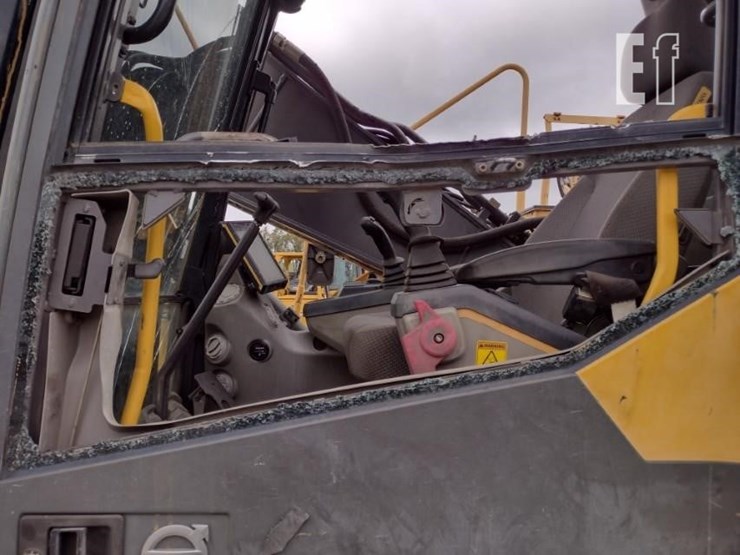 2015-volvo-ec220e-lr-image-6