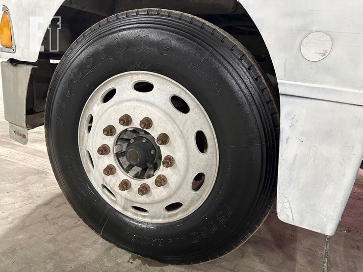 2005-peterbilt-385-image-19