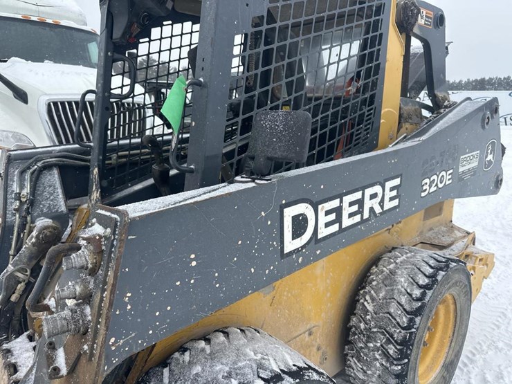 2017-deere-320e-image-18