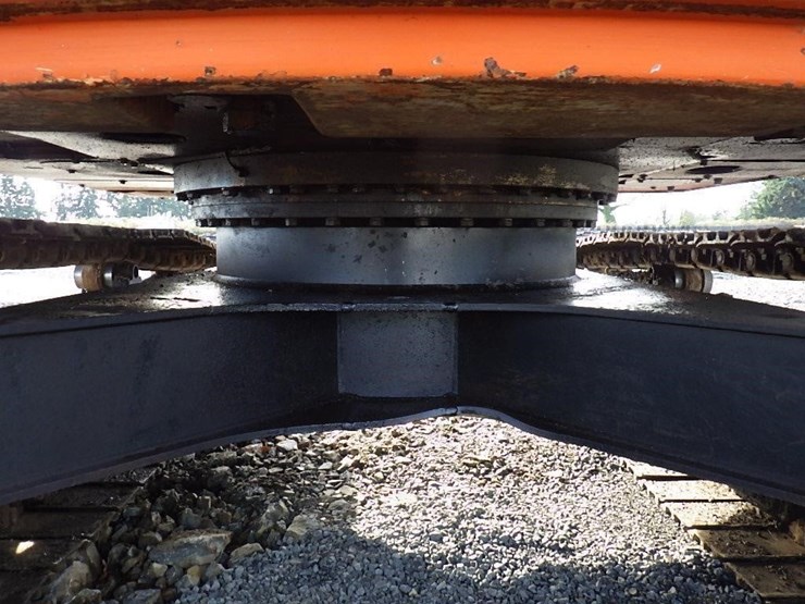 hitachi-zx225us-lc-image-8