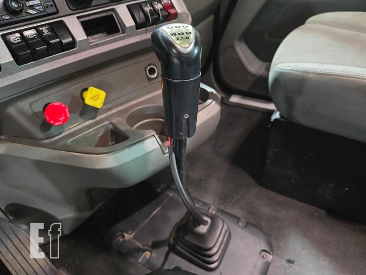 2015-kenworth-t680-image-15