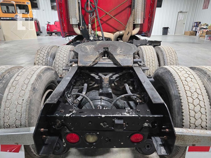 2016-kenworth-t2000-image-21