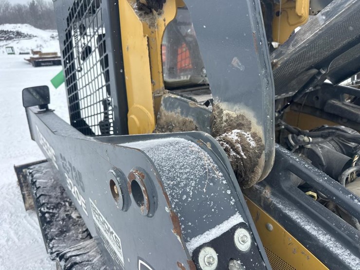 2017-deere-320e-image-19