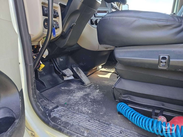 2023-peterbilt-567-image-17