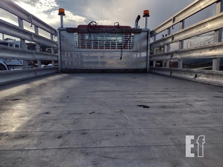 peterbilt-330-image-32