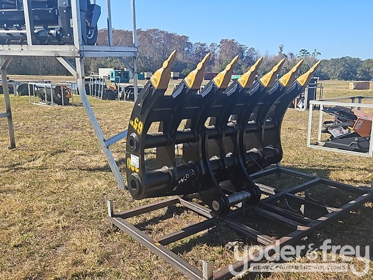 2025-caterpillar-320-image-2