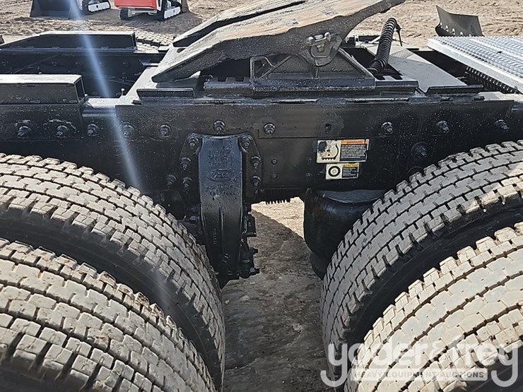 2020-peterbilt-567-image-9