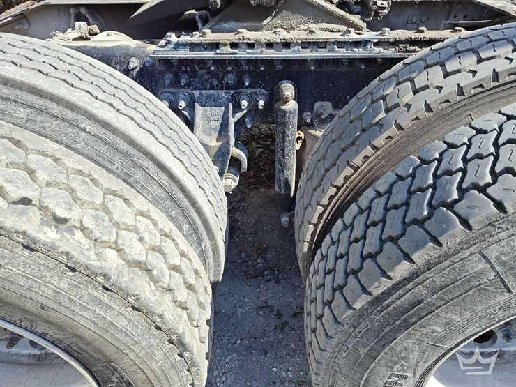 2022-mack-pinnacle-t/a-wet-kit-day-cab-truck-tractor-image-45