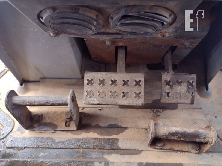 2005-caterpillar-d4g-xl-image-7