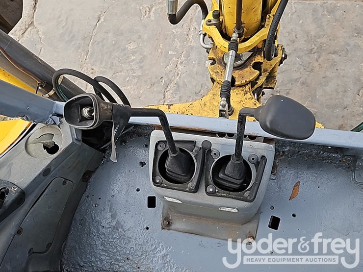 new-holland-lb110-image-25