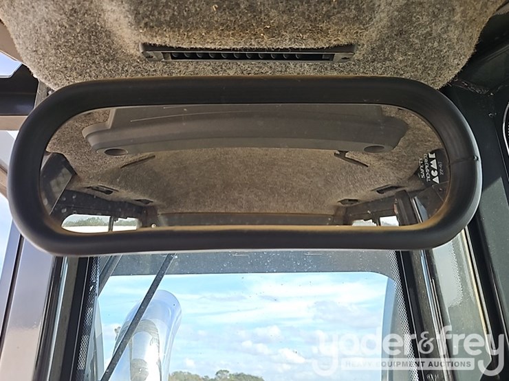 2022-deere-450k-image-33