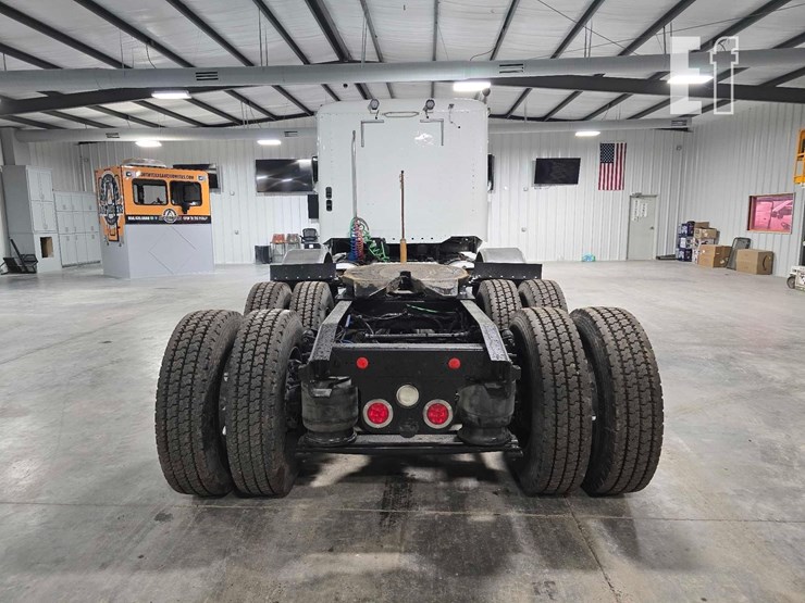 2020-freightliner-122sd-image-8