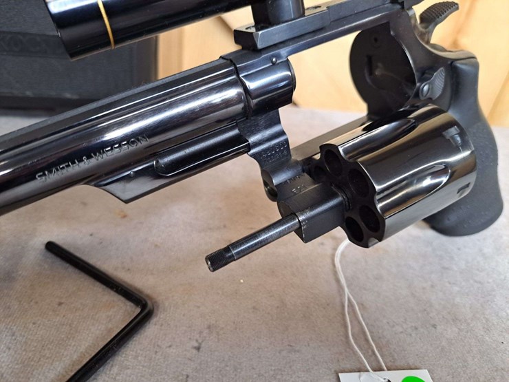 smith-&-wesson-model-29-2-.44-magnum-da-revolver-image-9
