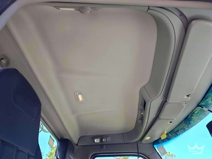 2023-peterbilt-567-image-26