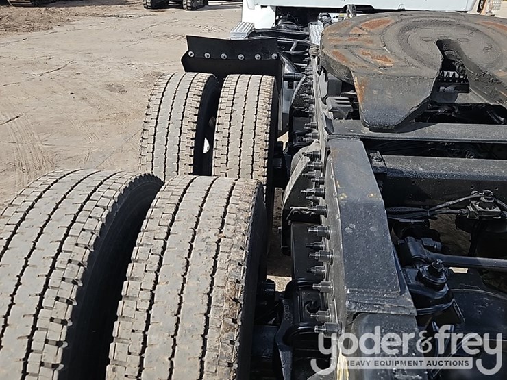 2020-peterbilt-567-image-21