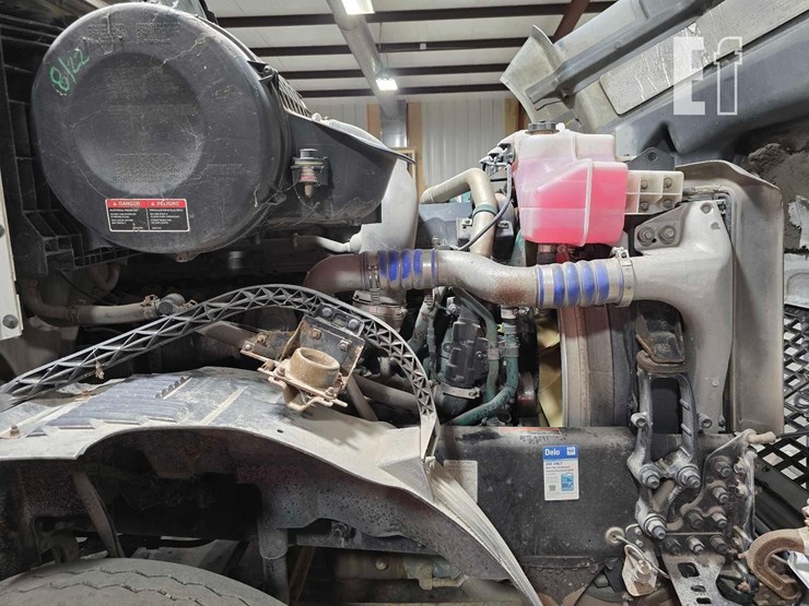 2013-volvo-vnl64t300-image-27