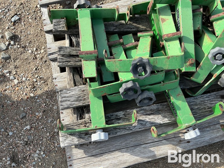 john-deere-max-emerge-planter-depth-adjust-brackets-image-10