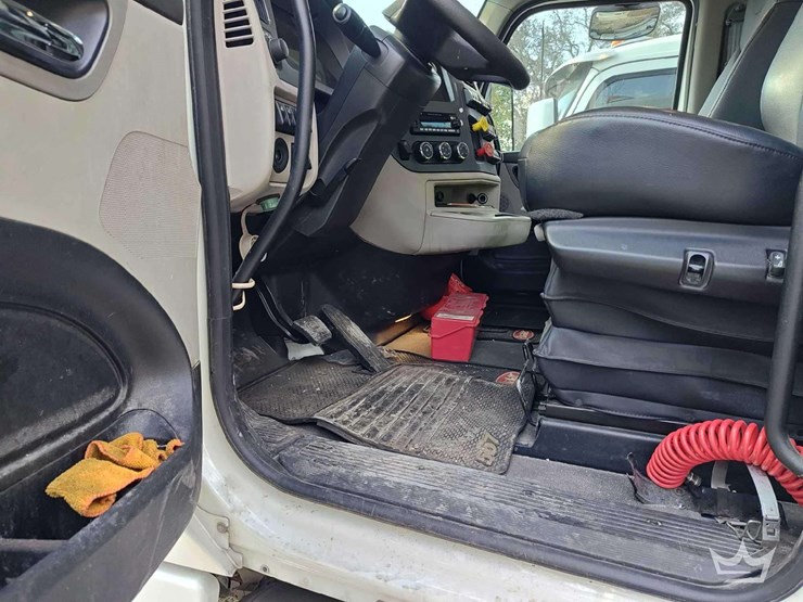 2022-peterbilt-567-t/a-wet-kit-day-cab-truck-tractor-image-19