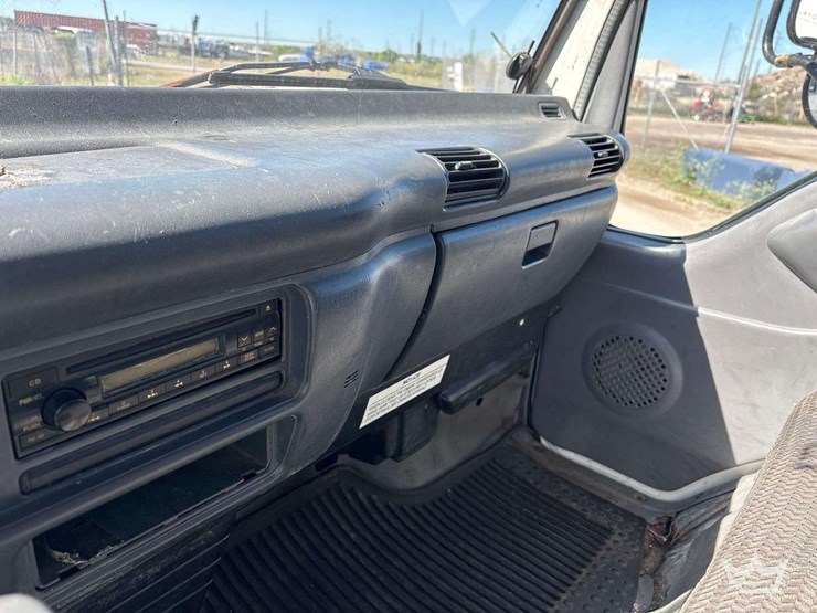 2006-isuzu-npr-image-14