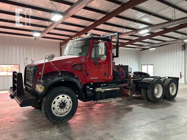 2012-mack-granite-gu713-image-1