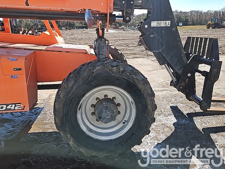 2016-sky-trak-8042-image-12