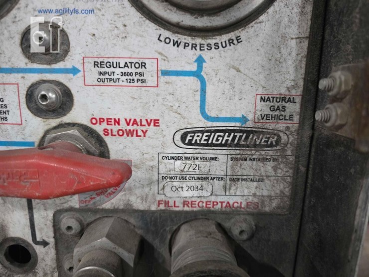 2016-freightliner-114sd-image-10