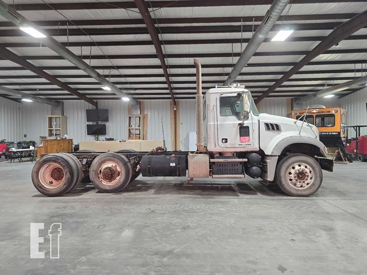 2012-mack-granite-gu713-image-6