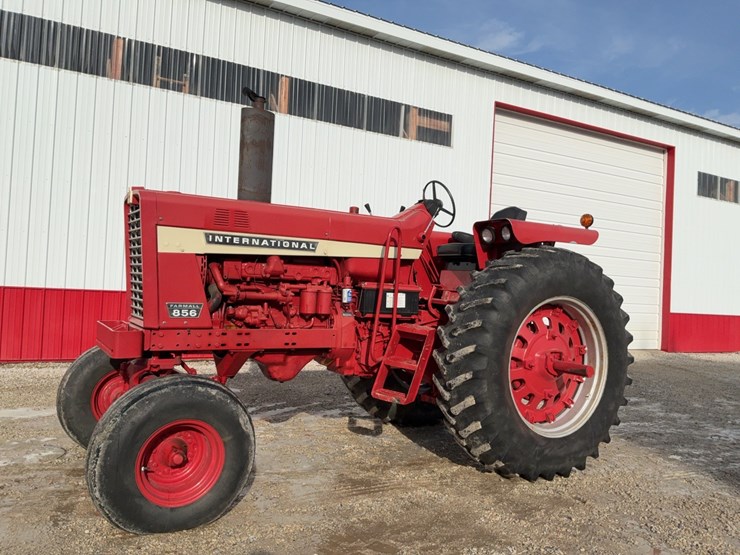 1970-ih-farmall-856-tractor-image-1