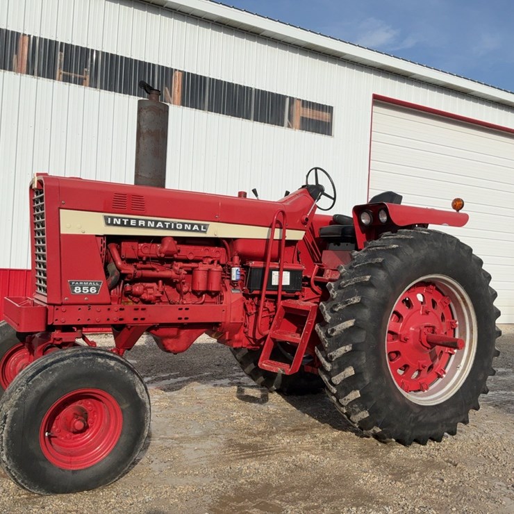 1970 IH Farmall 856 tractor