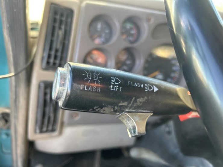 2001-mack-ch613-image-90