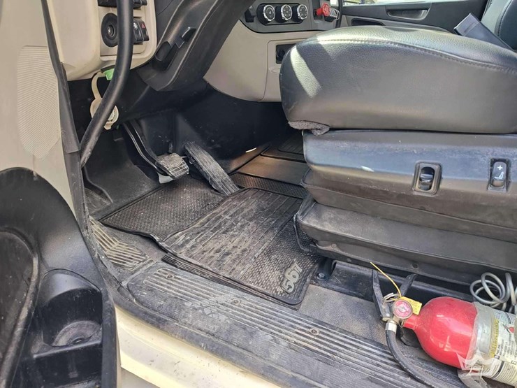 2022-peterbilt-567-t/a-wet-kit-day-cab-truck-tractor-image-26