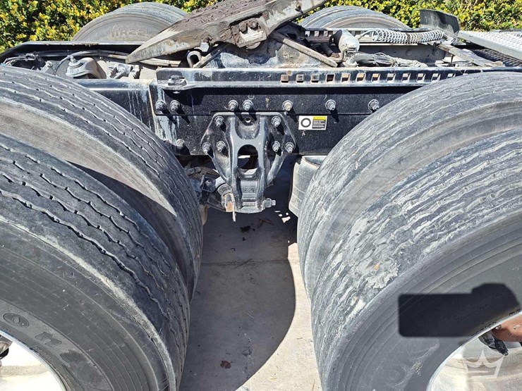 2023-peterbilt-567-image-37