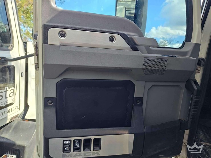 2022-mack-anthem-t/a-wet-kit-day-cab-truck-tractor-image-13