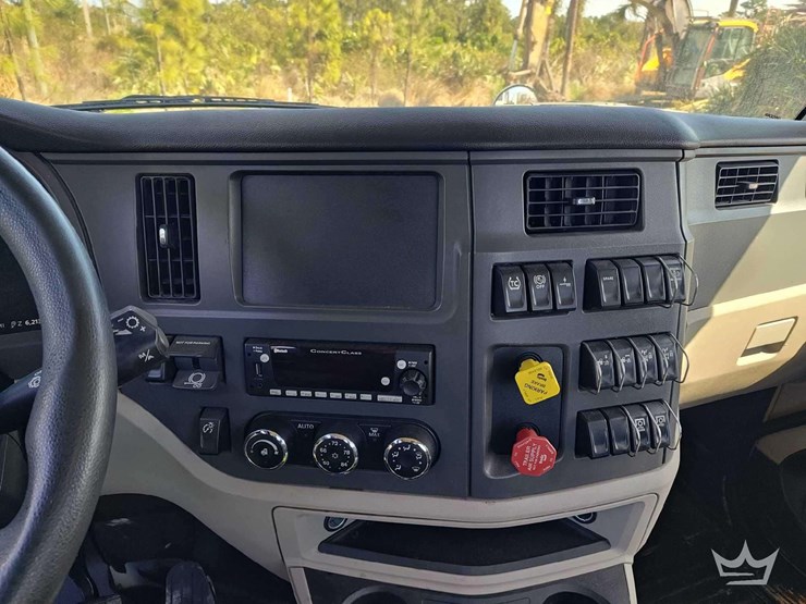 2023-peterbilt-567-image-19