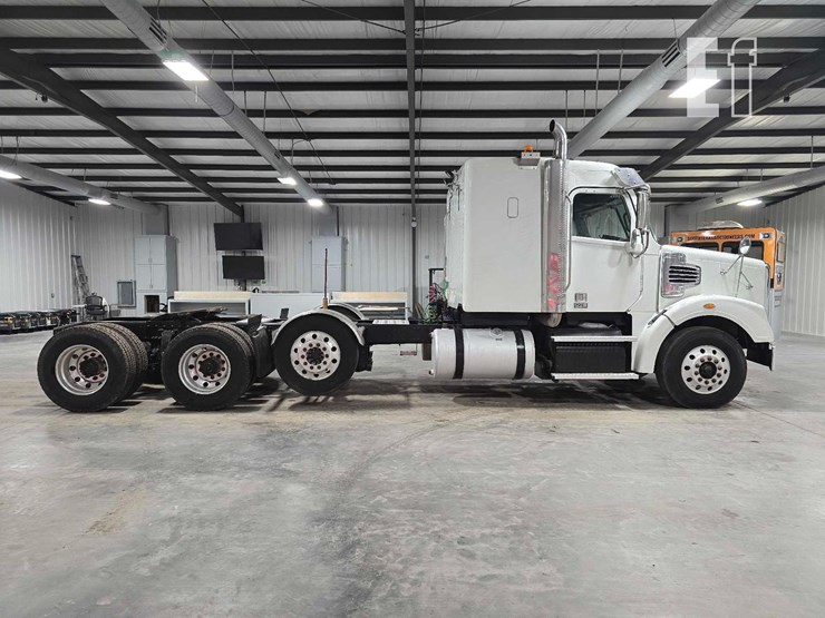 2020-freightliner-122sd-image-6
