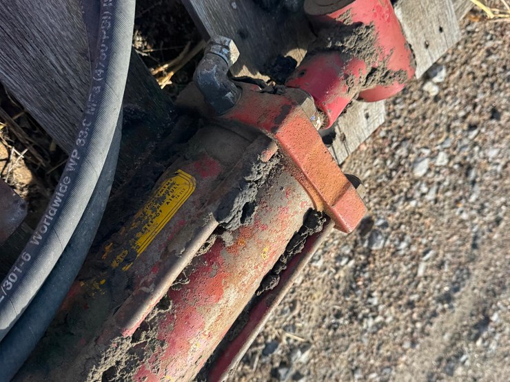 cat-bolt-on-cutting-edge-&-hyd-cylinder-image-16