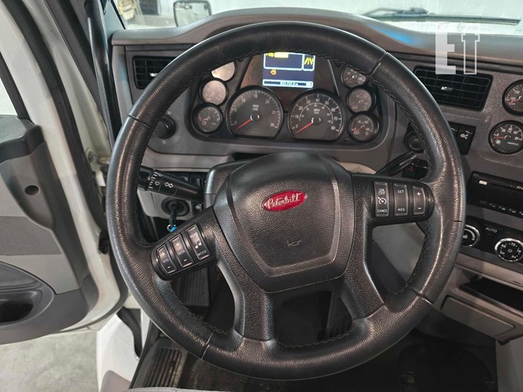 2017-peterbilt-579-image-18