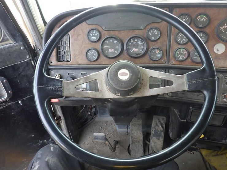 2001-peterbilt-357-image-42