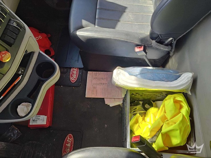 2022-peterbilt-567-t/a-wet-kit-day-cab-truck-tractor-image-28