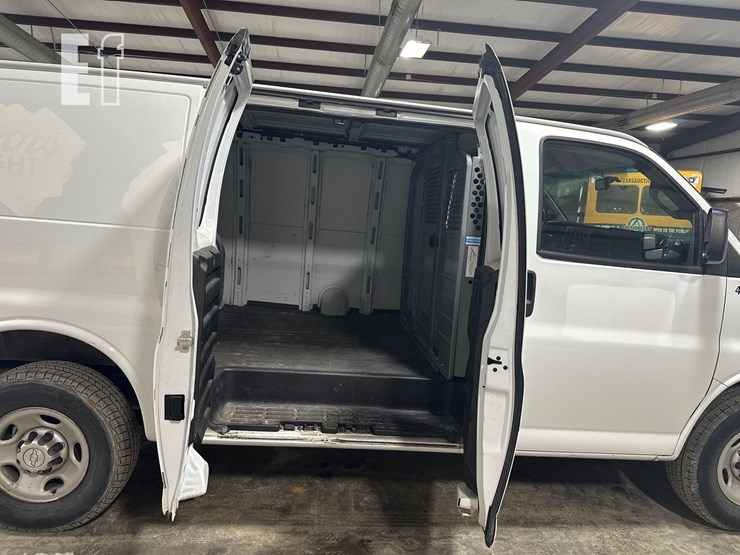 2017-chevrolet-express-2500-image-18