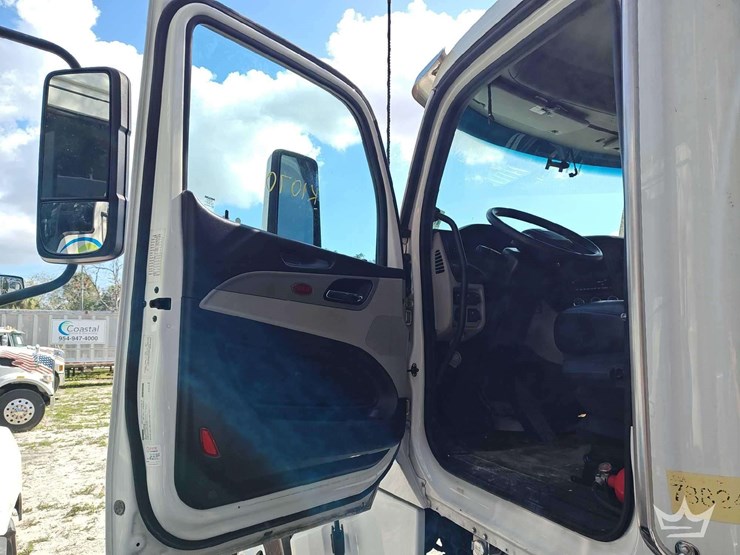 2022-peterbilt-567-t/a-wet-kit-day-cab-truck-tractor-image-24