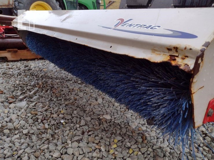 ventrac-3400l-lawn-mower-w/broom-image-17