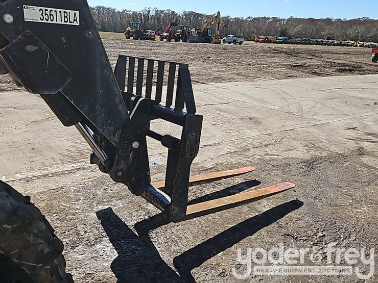 2016-sky-trak-8042-image-13