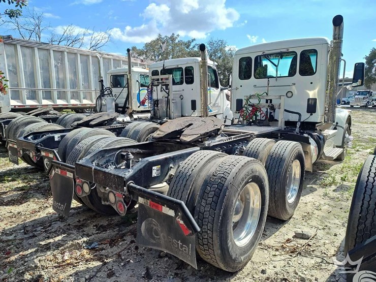 2023-peterbilt-567-t/a-wet-kit-day-cab-truck-tractor-image-3