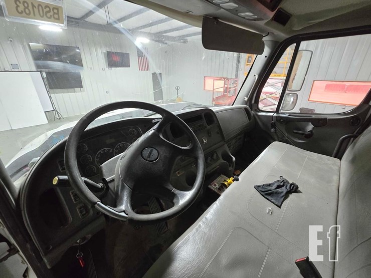 2016-freightliner-114sd-image-12