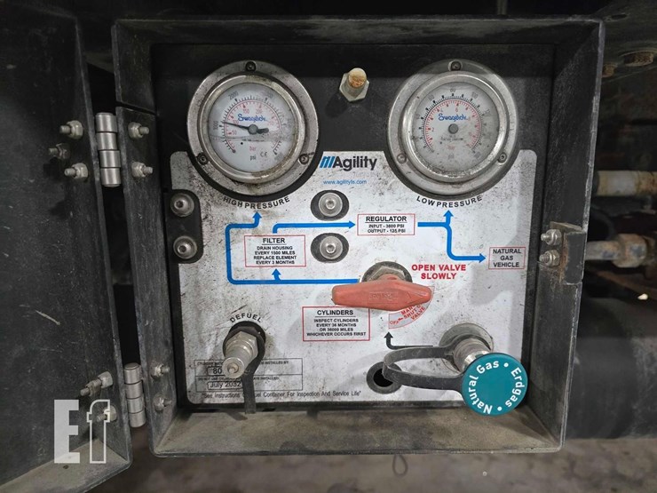 2013-peterbilt-365-image-9