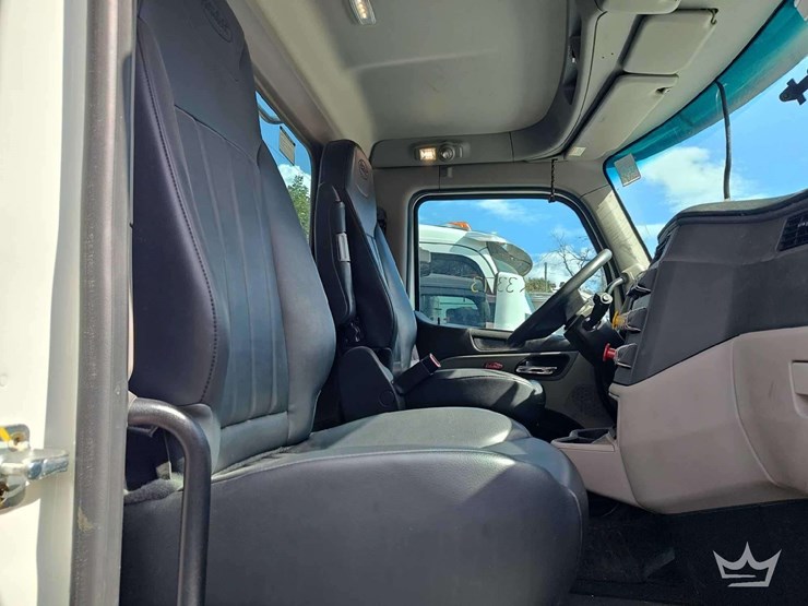 2022-peterbilt-567-t/a-wet-kit-day-cab-truck-tractor-image-14