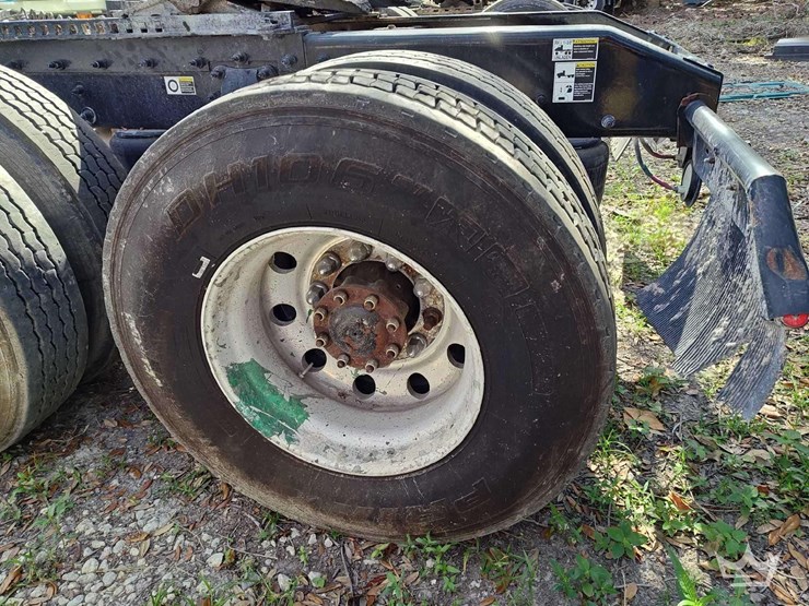 2022-peterbilt-567-t/a-wet-kit-day-cab-truck-tractor-image-21